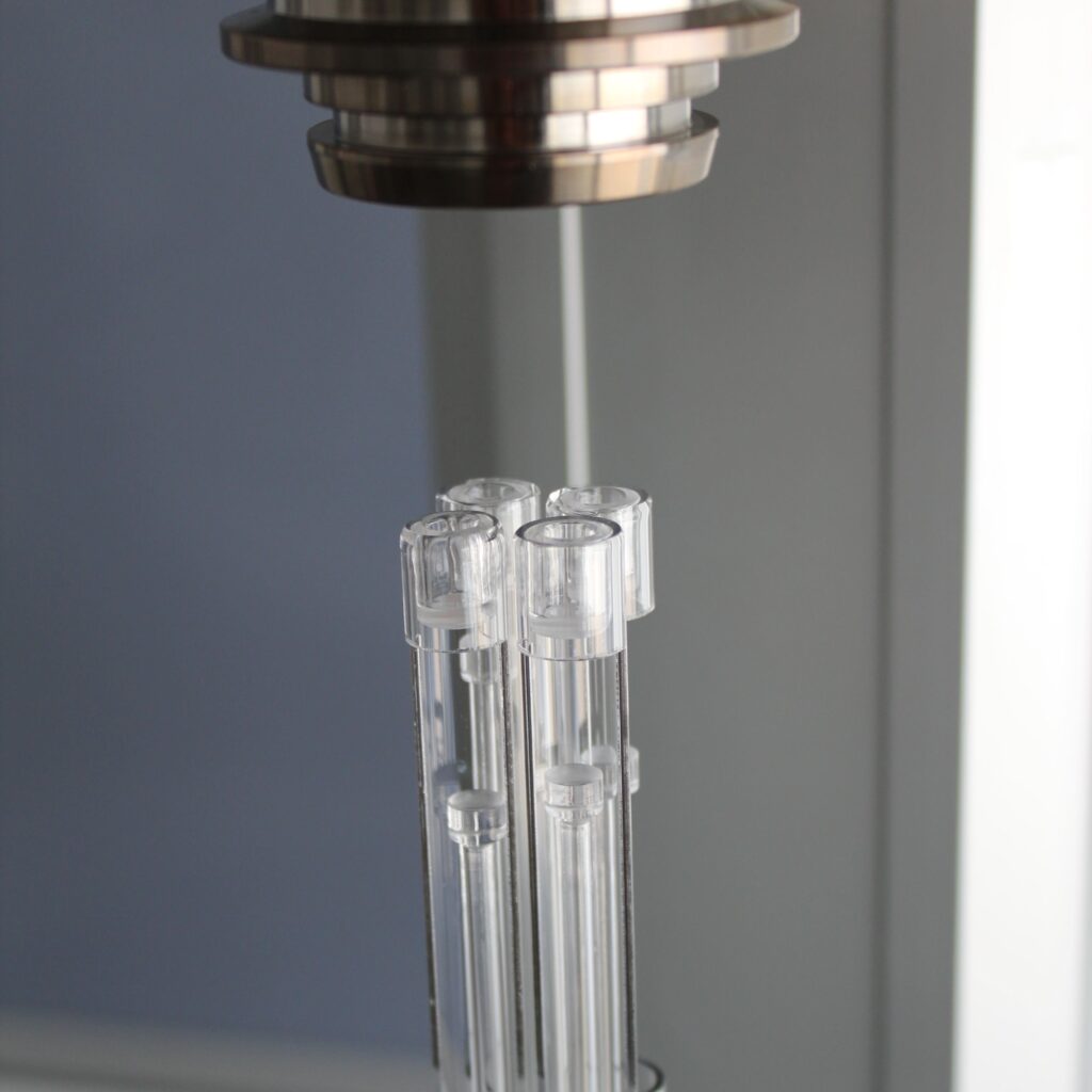 Linseis DIL Quattro-Dilatometer – Detailbild der Probenhalterung für präzise thermische Ausdehnungsmessungen