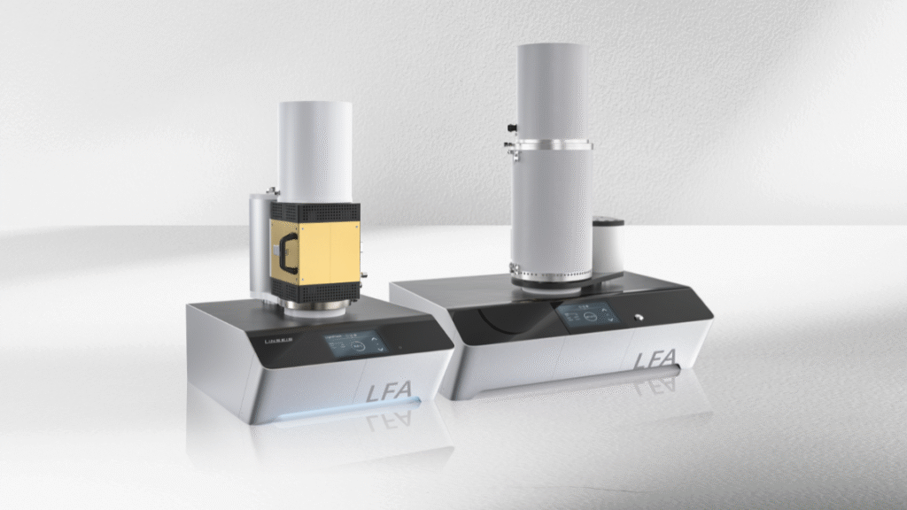 Geräte zur Laser-Flash-Analyse (LFA) zur Messung der thermischen Diffusionsfähigkeit und der Wärmeleitfähigkeit von Materialien, die in der Batterieforschung und bei der fortgeschrittenen thermischen Charakterisierung zum Einsatz kommen.