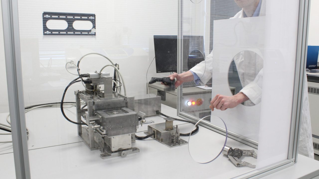 Beispielfoto eines Messgerätes in einer Glovebox